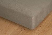 Diagonalrutstickat med hörnresår. Polyesterhålfiber. Yttertyg i 100% bomull. Vit. Till sängstorlek.
