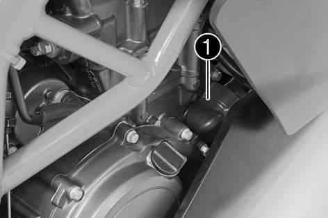 16 KYLSYSTEM 144 16.1 Kylsystem Vattenpumpen i motorn sörjer för en tvångscirkulation av kylvätskan. Vid uppvärmning stiger trycket i kylsystemet. Detta tryck regleras av en ventil i kylarlocket.