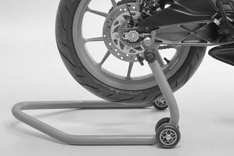 12 SERVICEARBETEN PÅ CHASSIT 78 12.1 Lyfta upp motorcykeln med lyftanordningen baktill Observera Risk för skador Det parkerade fordonet kan rulla bort eller ramla omkull.