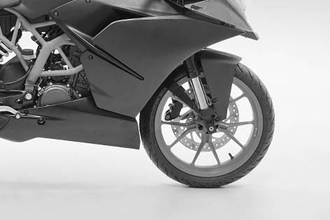 4 Ta ned motorcykeln från lyftanordningen framtill Observera Risk för skador Det parkerade fordonet kan rulla bort eller ramla