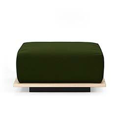 MEET, OTTOMAN/1-SITS B 1630 D 860 H 610 S 410 OTTOMAN/1-SITS FATTORINI+RIZZINI+PARTNERS Helklädd i tyg, plattform i vitpigmenterad ekfanér, svart sockel i MDF. Finns i högeroch vänsterutförande.