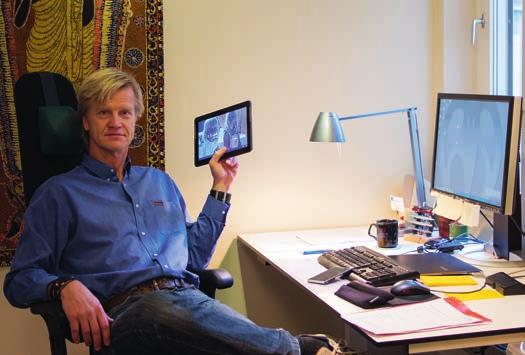 BCI Klas Elm - med Årets hårda julklapp i handen - på sitt kontor på Klara Norra Kyrkogata 31 i Stockholm.