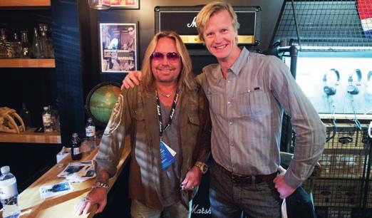 CES Vince Neil, Sångare Mötley Crüe, och Klas Elm, Sångare Ol Elmer Allstars, i Zound Industries monter på CES2014 i Las Vegas. Material Men det är inte bara utsänt material som ska visas i Ultra HD.