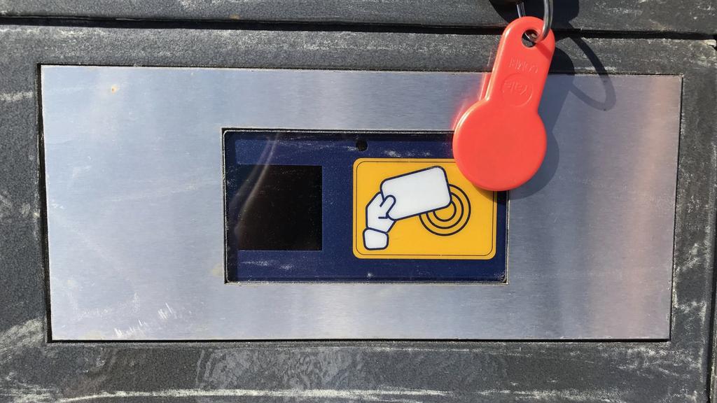 Det är viktigt att ni sorterar matavfall i dessa bruna påsar. Där får endast läggas matavfall och man måste använda dessa bruna påsar. Tomma påsar finns i postrummet i varje hus.