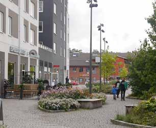 Mölnlycke kännetecknas idag av en tydlig trafikseparering. De genomgående huvudstråken för biltrafik går i dalgångarna.