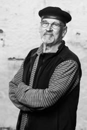 Huvuden och ansikten har kommit att bli ett av hans kännetecken och i hans första serie av glaskakel låter