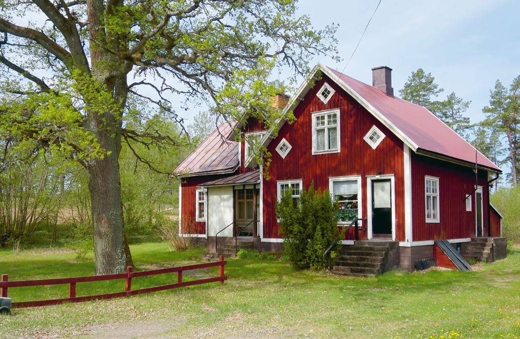 12. Solveigs lanthandel 1924 startades en lanthandel i det här huset. Butiken drevs av Manfred Karlsson som flyttat hit med sin verksamhet från Karl-Alfredsgården i Pikaböl.
