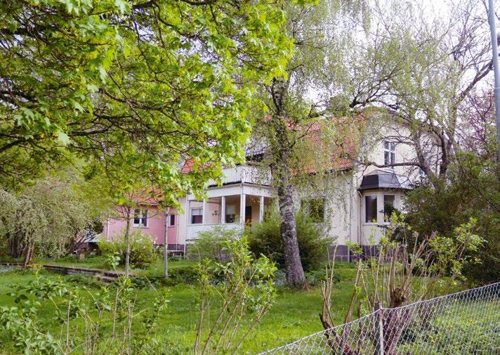 Disponentvillan. Till höger Lilla kasernen och till vänster Rudolf Nilssons gård. 14. Disponentvillan Disponentvillan byggdes 1918 19. Huset hade då sex rum och kök, två hallar och gästrum.
