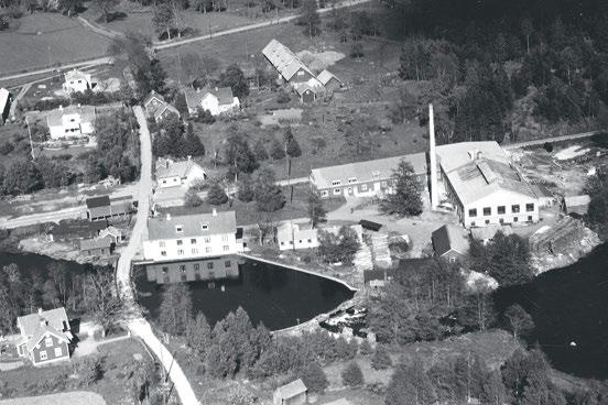 Som för så många andra nygrundade glasbruk vid den här tiden var det en kamp att överleva de första åren. 1897 gick Björklunda Glasbruk i konkurs.