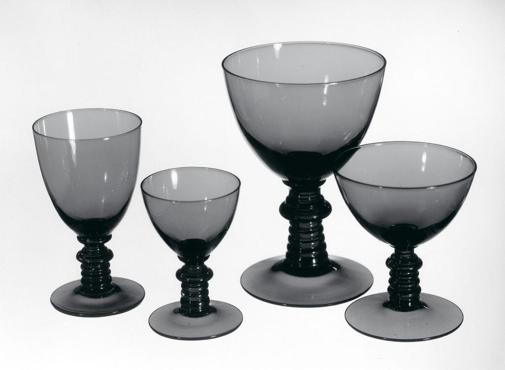 Produktion Redan från början var produktionen på glasbruket i Björkshult inriktad på ett varierat sortiment av hushållsglas. I perioder producerades också kristallglas.