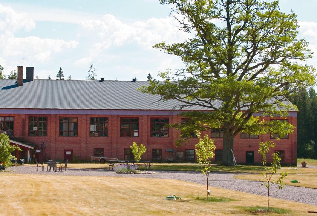 1. Hyttan Den hytta som idag finns i Björkshult har haft fem föregångare som vid olika tillfällen har brunnit ner.