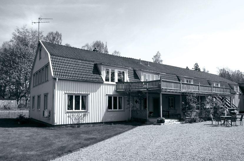 Magasinet och brukskontoret. Björkshults glasbruk 1950. 2. Magasinet och brukskontoret 3. Skorstenen Brukets gamla magasin brann 1933 men återuppbyggdes samma år.