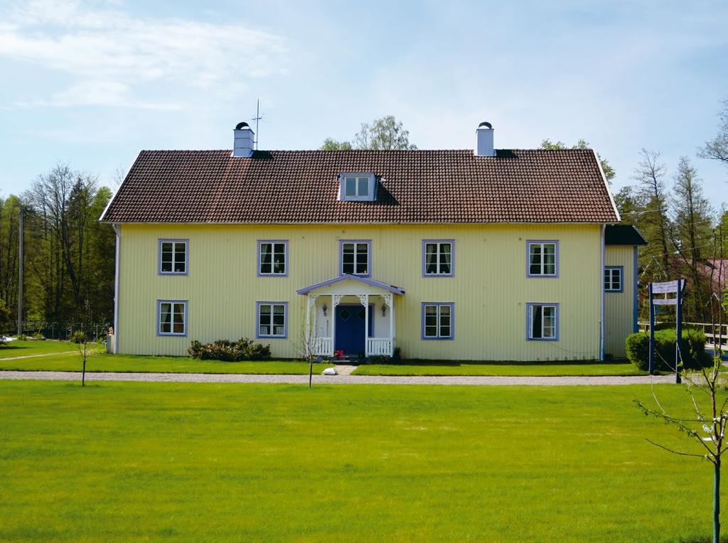 4. Stora kasernen Stora kasernen ska ha byggts 1910. Det ska då ha funnits ytterligare en lika stor kasern som låg mitt emot ingången till Stora kasernen, närmare järnvägen.