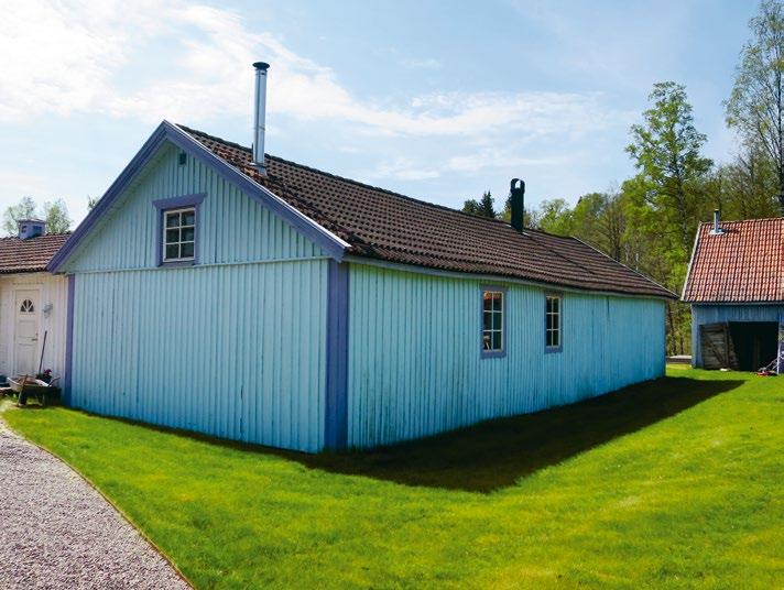 Gamla sliperiet. Sanitetsbyggnaden till vänster. 7. Gamla sliperiet I den här byggnaden var brukets sliperi inrymt.