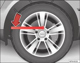 304 Hjul och däck Hjulbultar Om hjulbulten sitter mycket hårt kan du prova att lägga mer av kroppstyngden bakom genom att trycka hylsnyckeländen nedåt med foten.