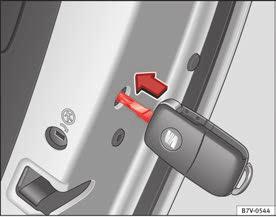 Stöldlarmet aktiveras inte i detta fall. Bild 191 På kanten av dörren på passagerarsidan: nödlås, dolt av ett gummilock Öppen dörr. Avlägsna gummilocket på dörrkanten.