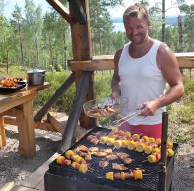 LUNCH Det finns tillgång till gasolgrill och gasolplattor som en fältstation på Vildmarksdäcket. Här finns kastruller, stekpannor, tillbringare och vatten från egen källa tvåhundra meter ned i berget.