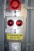 Utrymningsvägar, utrymningslarm och nödduschar Kontrollera utrymningsvägar Utrymningslarm har rött/rött växlande blixtljus och ljudsignal med stigande fallande ton.