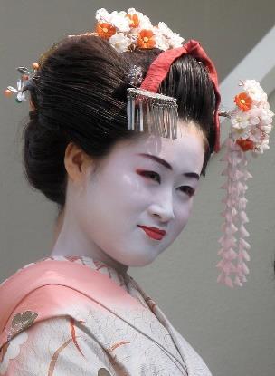 Vi får lära känna en Maiko geishalärling -, prova en kimono och promenera i de mysiga geishakvarteren.
