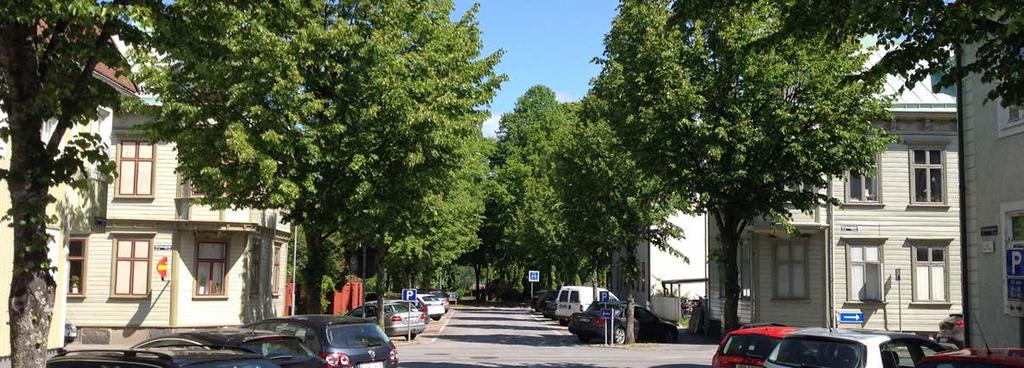 10 ALSTRÖMERSGATAN En allé med stadsbyggnadsideal från mitten av 1800-talet. Träd Gatan kantas av lindar. Norr om Kungsgatan anlades bilparkering mellan träden.