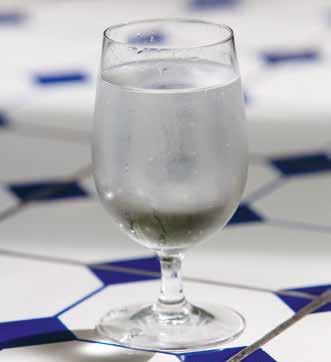 Du behöver extra vatten Du behöver ungefär en liter extra vatten per dygn när du ammar, eftersom det går åt vätska till bröstmjölken. Drick när du är törstig, så får du i dig tillräckligt.