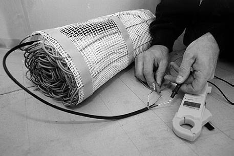 15. Läggningsanvisning för Warmtouch Värmematta 1. Termostatens givare 3. Skjut in anslutningskabeln i VP-röret. Skarven mellan varm och kall kabel måste vara i golvet, ej i VPröret.