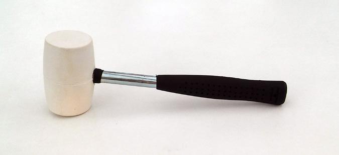 Gummiklubba (med vitt huvud). Stiftpenna, linjal, vinkelhake (90 med 45 graders vinkel).