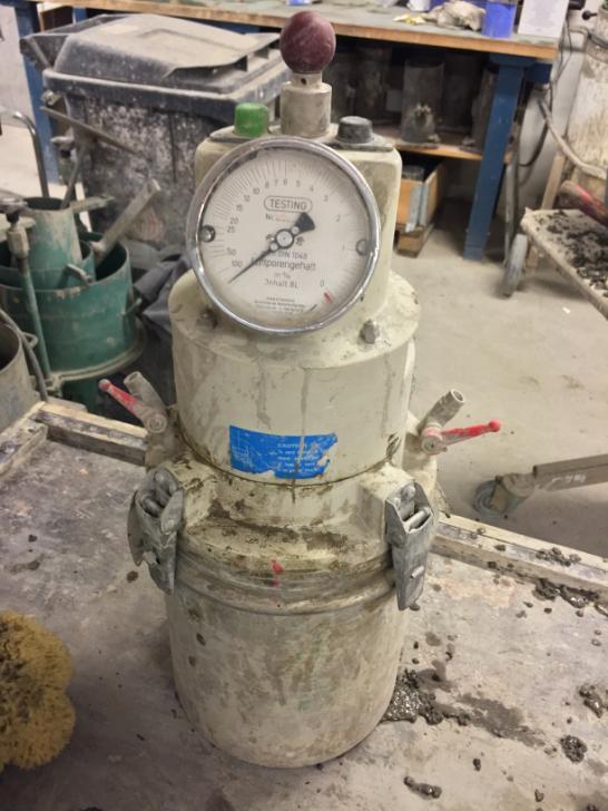 Vid blandningen av delmaterialen börjades de torra materialen blandas i först dvs.
