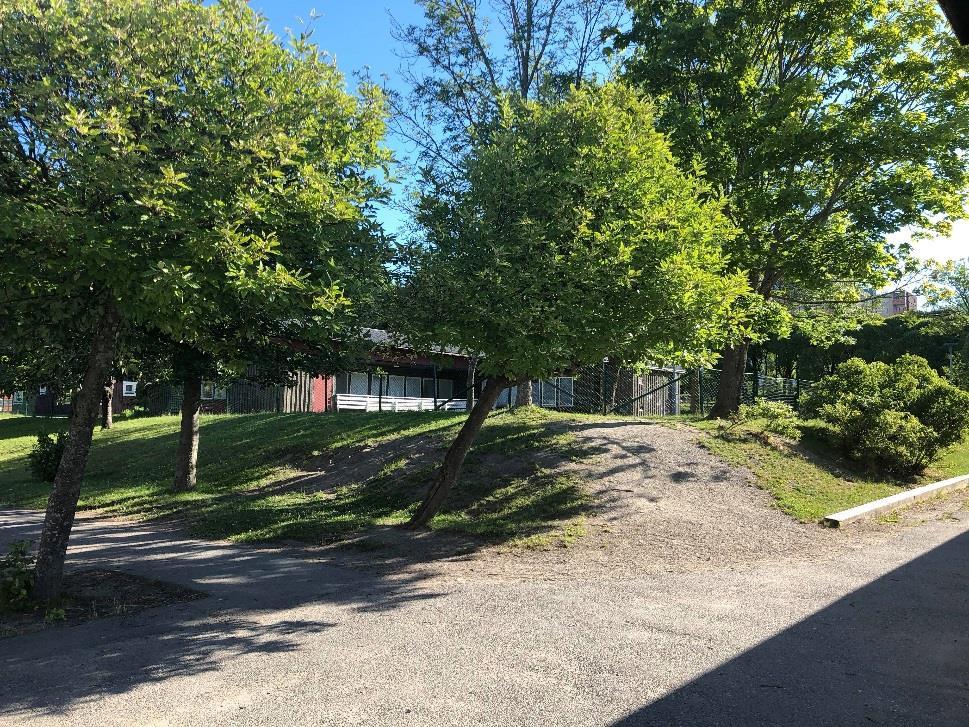 13 [25] Intilliggande grundskola På intilliggande fastighet, Talliden 35, finns idag grundskolan Tallidsskolan.