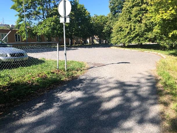 Tre pigors väg mynnar ut i en vändplats som används av förskolan idag. I detaljplanen föreslås att vägen förlängs och att en ny vändplats skapas i dess ände.