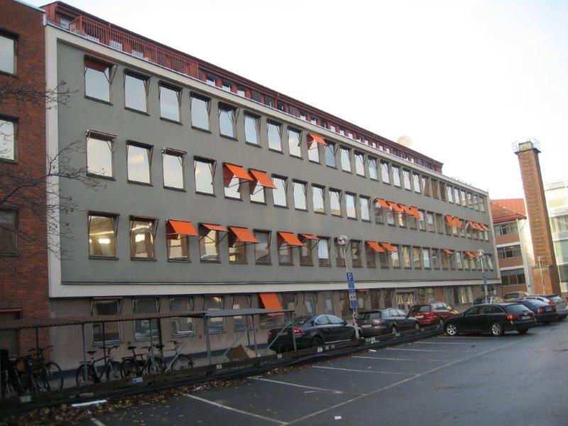 Väster och sydväst om fastigheten har kontorshus inretts till bostäder (Tegeludden 3 och 11) och söder om fastigheten
