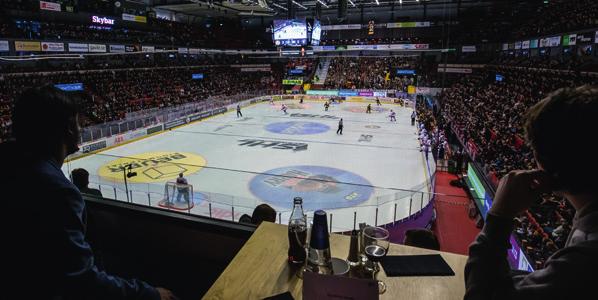 Mat och hockey På terrassen sitter du i händelsernas centrum vid våra bästa platser i arenan. Vid ett bord ute i arenan känner du stämningen och har en fantastisk utsikt över matchen.