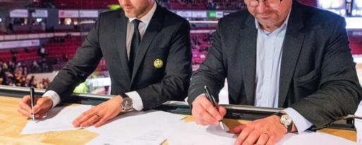 Exponering live Första målskytt Reklam på cirkulär LED/Speakertext/ Prisutdelning på isen... 85 000 SEK Powerplay & Boxplay Er företagslogo syns i mediakuben vid powerplay och boxplay.