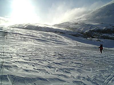 Den fina nysnön blåser bort och ersätts av