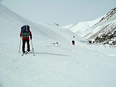 sedan 500 meter upp till passet i mitten av