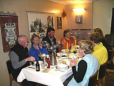 Som vanligt 3-rättersmiddag i trevlig hytta, denna