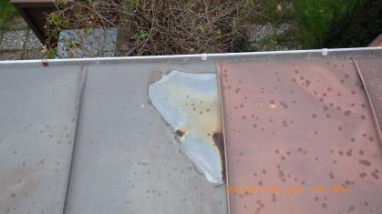 Några brädor är rötskadade. Fasaden är i behov av målning. All växtlighet efter fasaden bör tagas bort, det skadar fasaden. Invändigt Det är sprickor i betonggolvet.