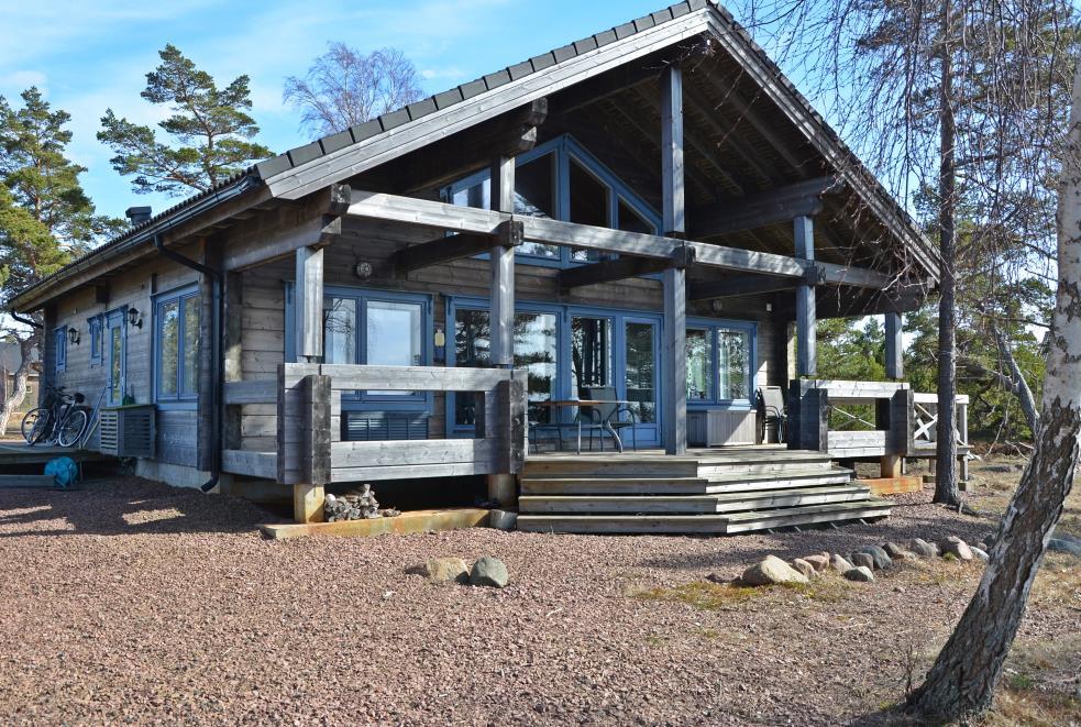 Huset omfattar en stor öppen yta med kök, matplats och vardagsrum samt två sovrum, badrum, hall, bastu och ett stort loft. Fina altaner runt huset.