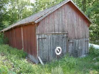 Gäddeholm 2:1. Byggnad 1(båthus) Figur 8. Båthus från söder. Nuvarande funktion: Båthus/ Båttvätt. Ursprunglig funktion: Båthus. Grund: Knutstenar. Stomme: Regelverk.