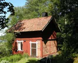 Trädetaljerna rödmålade på framsidan och brunmålade på baksidan. Delvis locklistpanel avfärgad med röd slamfärg. Tak: Sadeltak med tvåkupigt lertegel och nockpannor. Undertak av brädor.