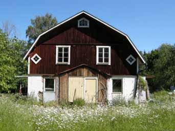 Byggnaden kan dateras till 1800-talets slut men övervåningen brann och återuppbyggdes på 1920- talet.