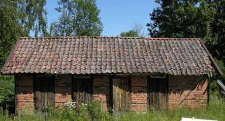 Gäddeholm 2:61. Byggnad 7(bodlänga IV) Figur 23. Bodlängan från söder. Nuvarande funktion: Ursprunglig funktion: Grund: Stomme: Fasad: Tak: Dörrar: Fönster: Status: Kulturhistoriskt värde: Förråd.