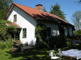 Gäddeholm 2:23. Byggnad 8 (bostadshus VI) Figur 28. Huset från söder. Nuvarande funktion: Bostadshus. Ursprunglig funktion: Arbetarbostad. Antal våningar: 1½. Grund: Huggen natursten fogad med bruk.