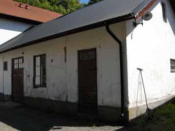 Gäddeholm 2:1. Byggnad 3 Figur 45. Byggnad 3 från nordost. Nuvarande funktion: Oklar. Ursprunglig funktion: Oklar. Grund: Natursten med bruk. Delvis pågjuten med betong. Avfärgad med grå färg.