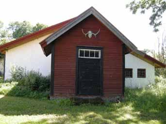 Gäddeholm 2:1. Byggnad 5 (avträde VII) Figur 50. Vedbod från norr. Nuvarande funktion: Vedbod. Ursprunglig funktion: Avträde. Grund: Natursten med bruk pågjuten med betong. Tegelgolv invändigt.