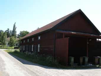 Gäddeholm 2:1. Byggnad 8 (f.d. ladugård XII) Figur 59. Byggnad 7 från nordväst. Nuvarande funktion: Ursprunglig funktion: Grund: Stomme: Fasad: Tak: Dörrar: Ladugård? Ladugård/fårhus?