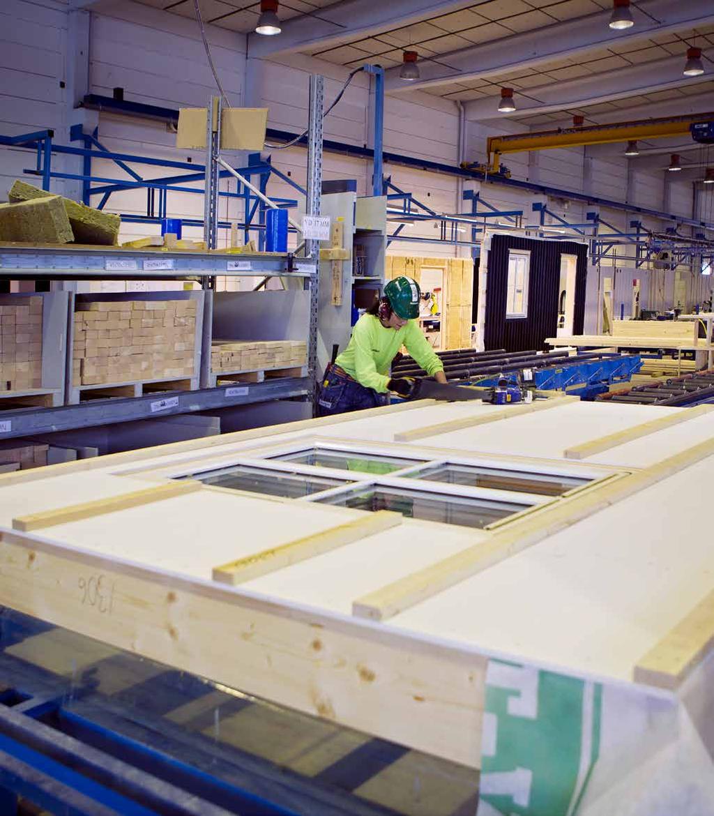 ördelarna med att bygga i fabrik är många. Det är alltid rätt väder inomhus, så arbetsmiljön är bättre för våra byggare.