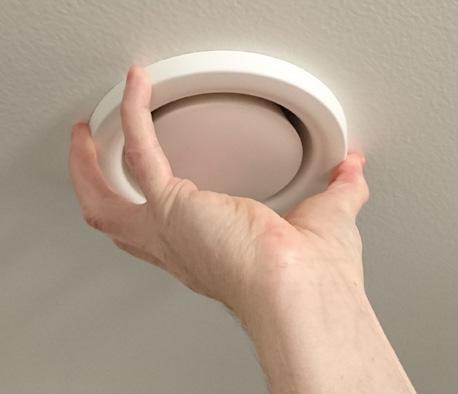 Rengör utsidan med fuktig trasa eller dammsugare.