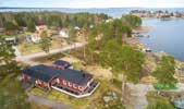 Här är det bara att börja bo och trivas. Fastighet i Gnarp med två hyreslägenheter, 3 resp. 4 rok. Gemensam tvättstuga i källarplan och stor förrådsbyggnad om ca 100 kvm tillhörande fastigheten.