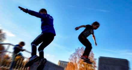 Här hittar du ett urval av allt som händer för barn och unga i sommar. Hoppas du får ett aktivt sommarlov! Testa parkour på Spetsamossen du också!
